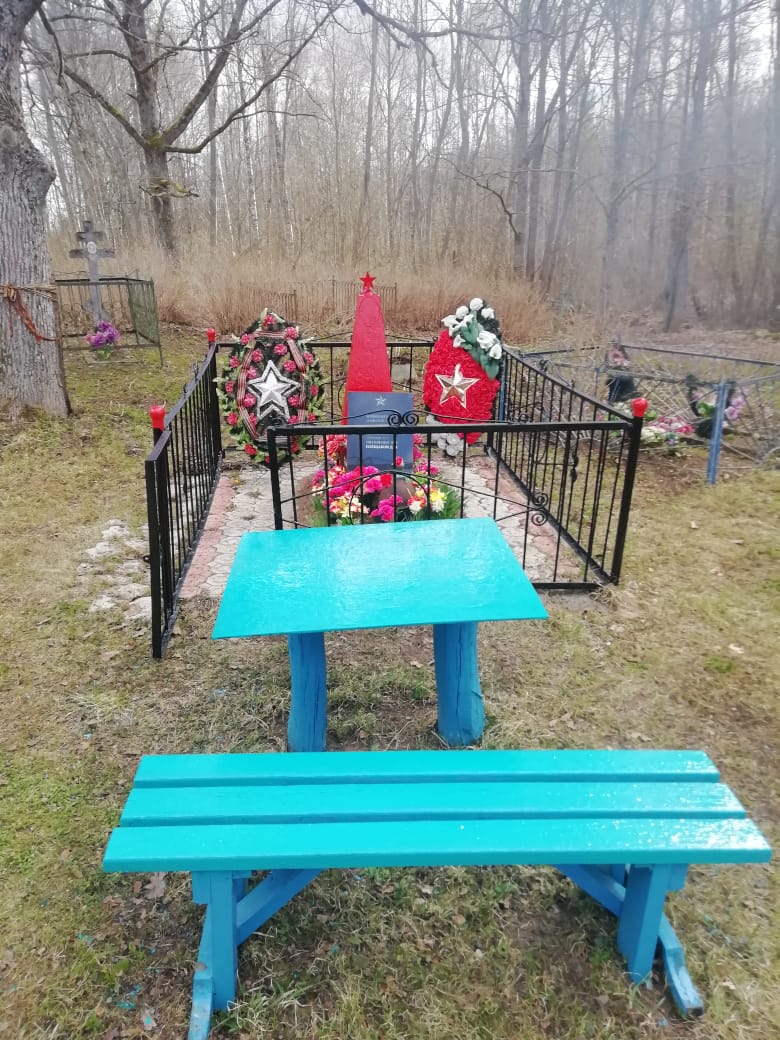 Братская могила воинов Советской Армии, погибших в боях с немецко-фашистскими захватчиками в период Великой Отечественной войны 1941 – 1945 гг. Новгородская область, Шимский район, д. Любач на территории Медведского сельского поселения.